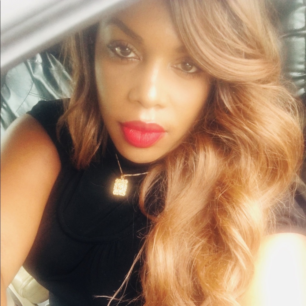 MEET YOUR POSHER💖 YOUTUBER >Towanda the Stylist - Picture 6 of 13